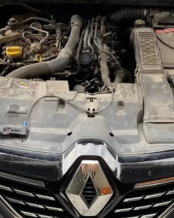 Motor temizliği öncesi: tozlu ve kirli motor bölmesi