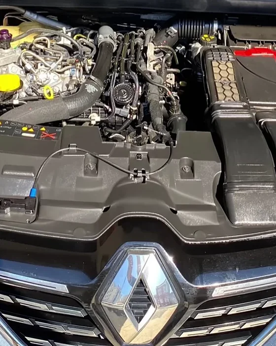 Motor temizliği sonrası: aynı motor bölmesi temiz